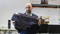 textilni recyklat  Roman Knizek s krytem motoru z textilniho recyklatu (1)